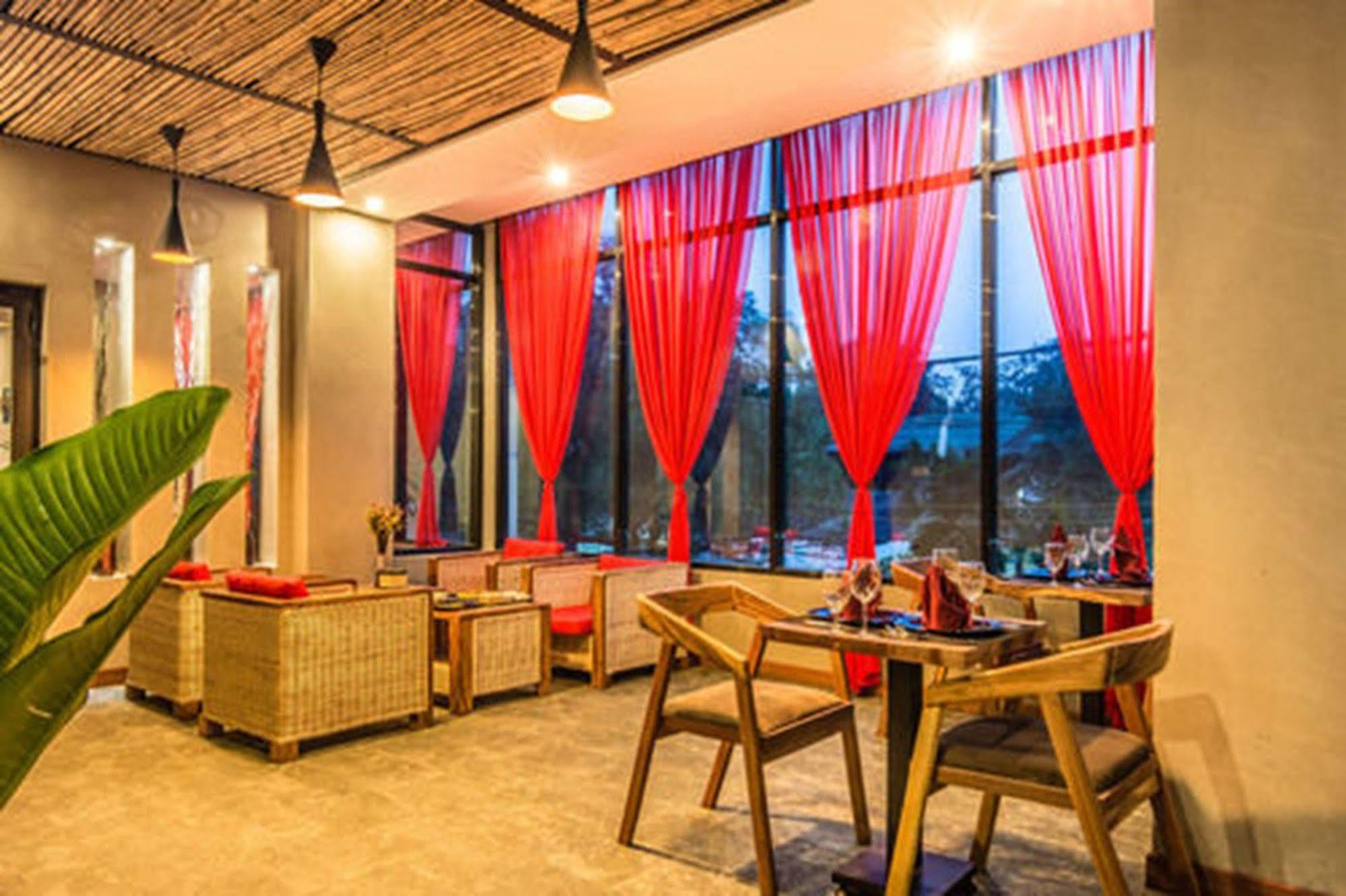 Diamond Palace Resort & Sky Bar プノンペン エクステリア 写真