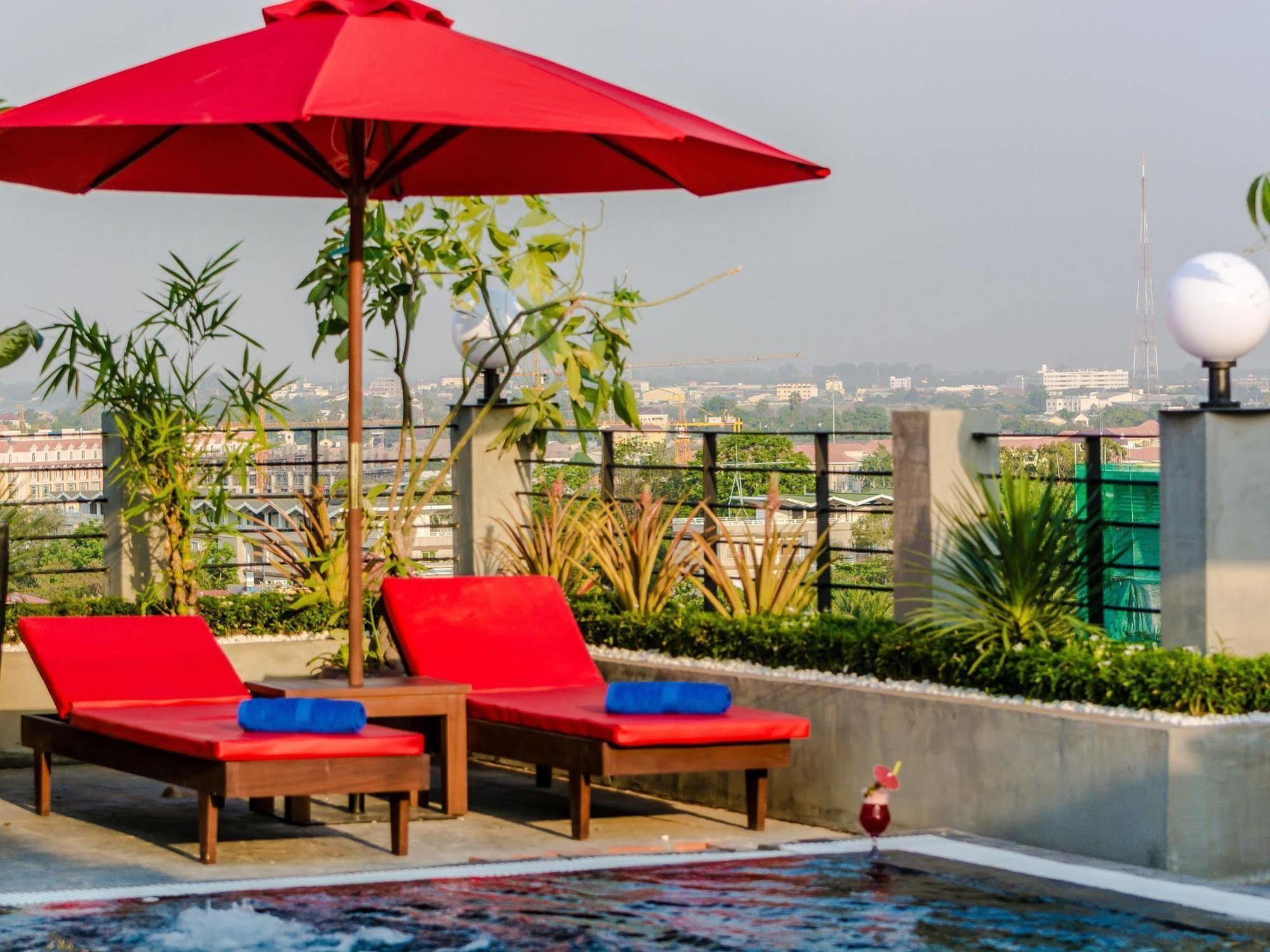 Diamond Palace Resort & Sky Bar プノンペン エクステリア 写真
