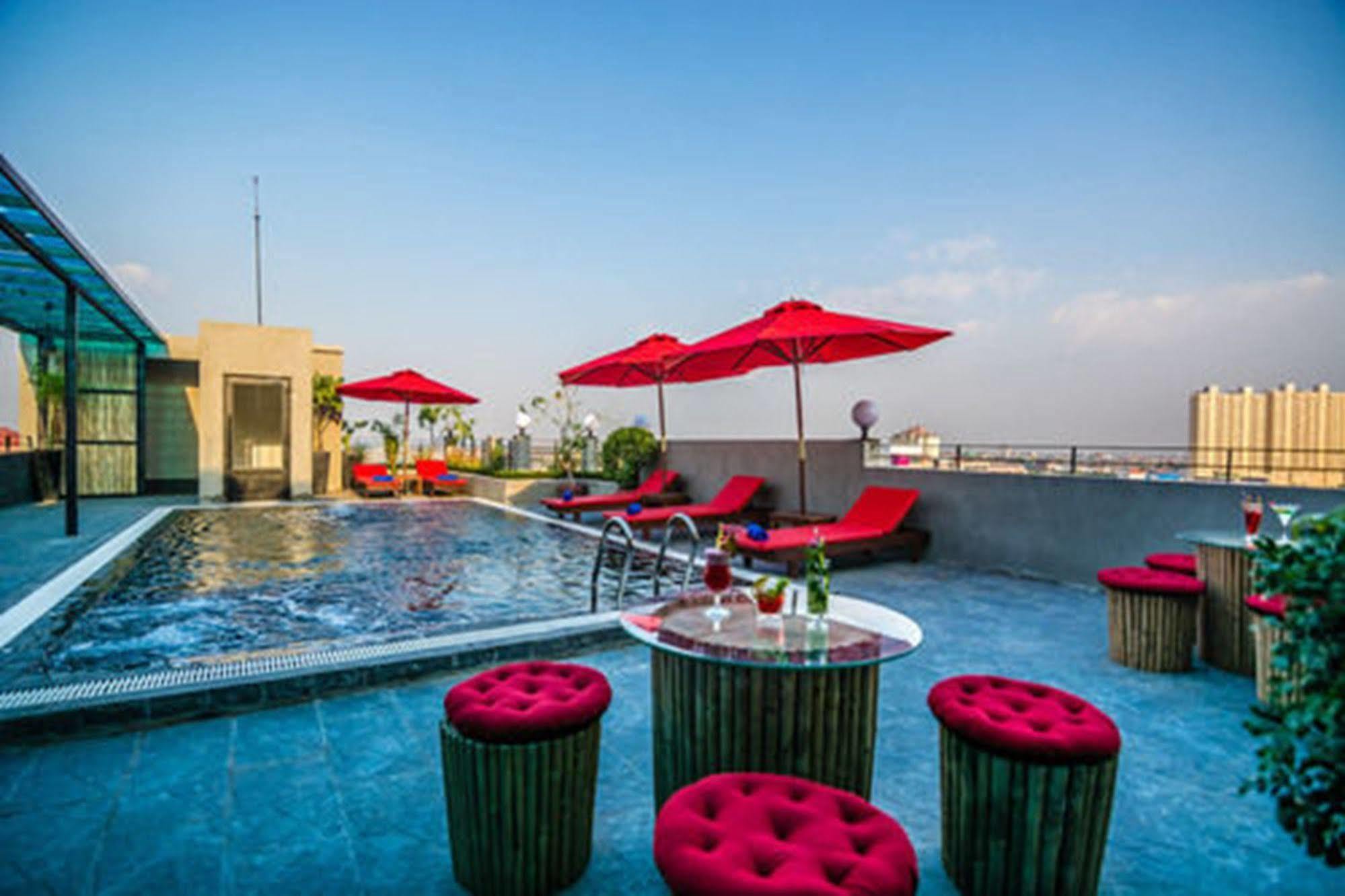 Diamond Palace Resort & Sky Bar プノンペン エクステリア 写真